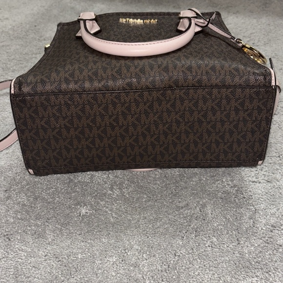 Micheal Kors Hope Powder Blush Medium Messenger - Picture 3 of 16